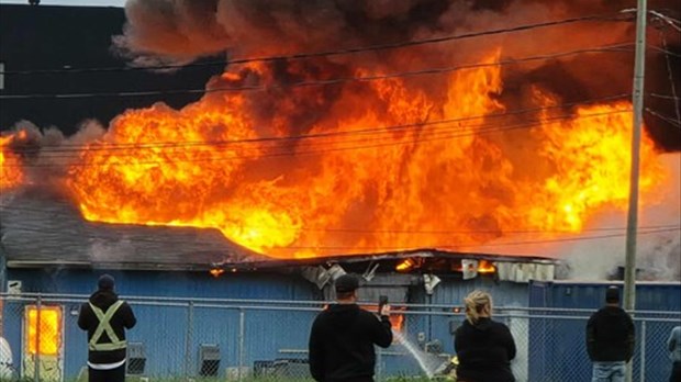 Incendie majeur à la Buanderie Normand de Rivière-du-Loup 