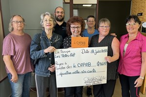 La troupe de théâtre les «Têtes-Art» remet près de 5 000$ au CAPAB